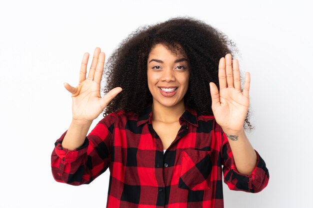 Junge Afroamerikanerfrau, die neun mit den Fingern zählt