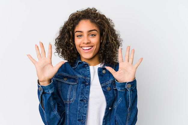 Junge Afroamerikanerfrau, die Nr. Zehn mit den Händen zeigt.