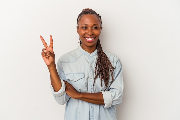 Junge Afroamerikanerfrau lokalisiert auf weißem Hintergrund, der Nummer zwei mit den Fingern zeigt.