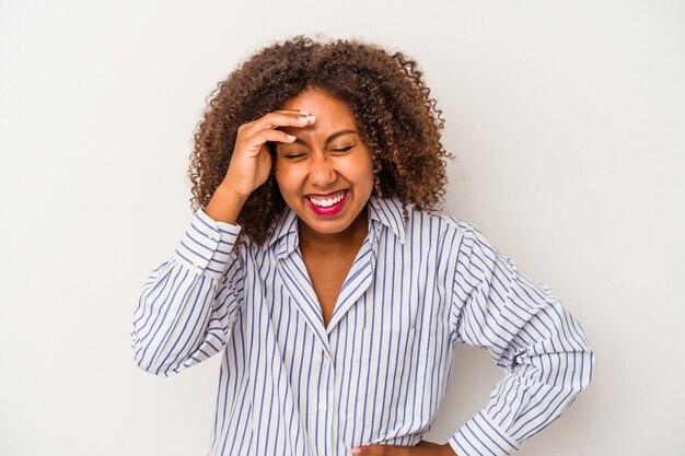 Junge Afroamerikanerfrau mit dem lockigen Haar lokalisiert auf weißem Hintergrund freudiges Lachen. Glück-Konzept.