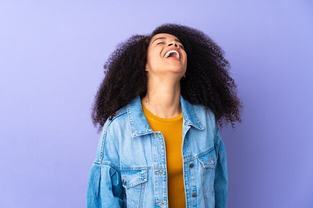 Junge Afroamerikanerfrau über isoliertem Lachen