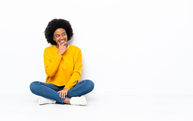 Junge Afroamerikanerfrau über lokalisiertem Hintergrund