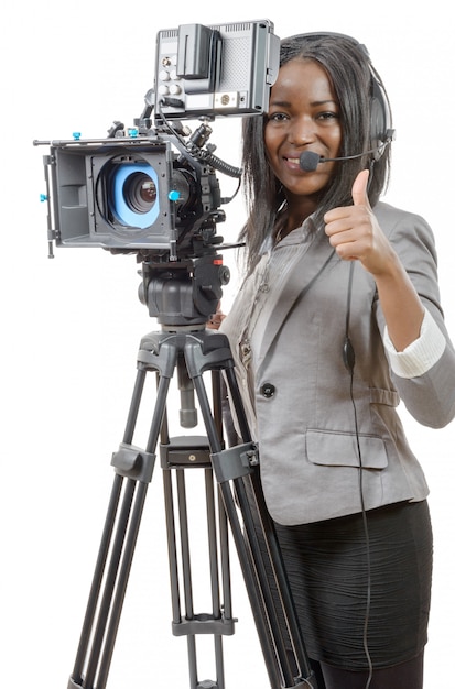Junge Afroamerikanerfrauen mit Berufsvideokamera und Kopfhörer