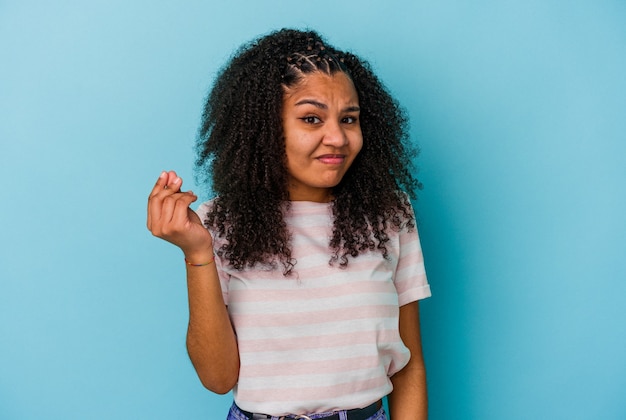 Junge Afroamerikanerin auf blauem Hintergrund isoliert, die zeigt, dass sie kein Geld hat.