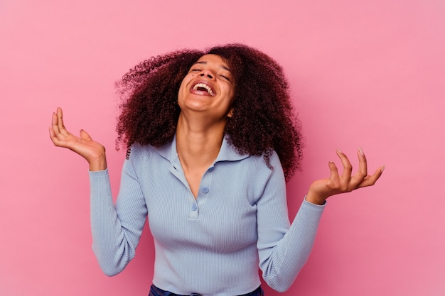 Junge Afroamerikanerin isoliert auf rosa fröhlichem Lachen. Glück-Konzept.