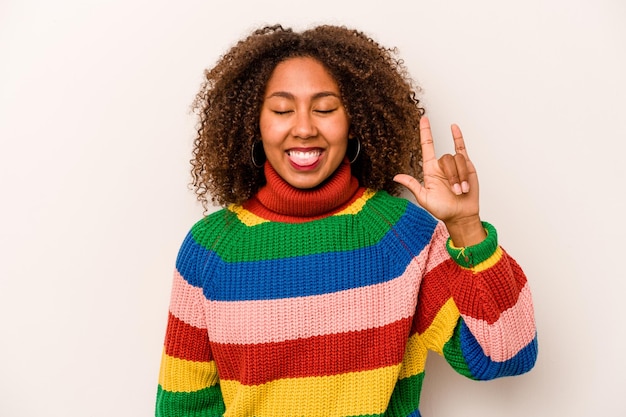 Junge Afroamerikanerin isoliert auf weißem Hintergrund, die Rockgeste mit den Fingern zeigt