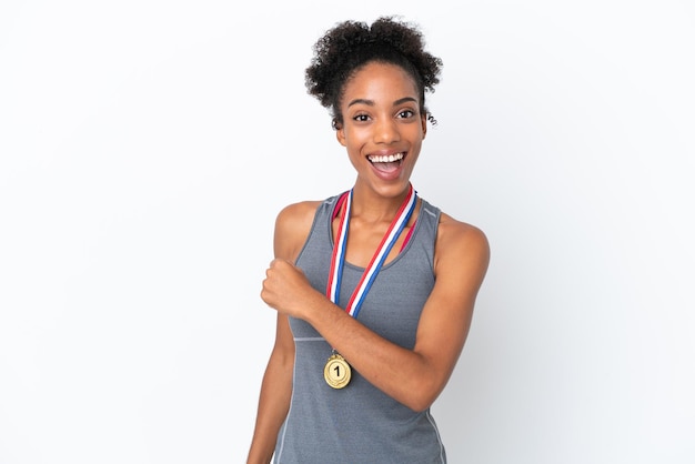 Junge Afroamerikanerin mit Medaillen auf weißem Hintergrund, die einen Sieg feiern