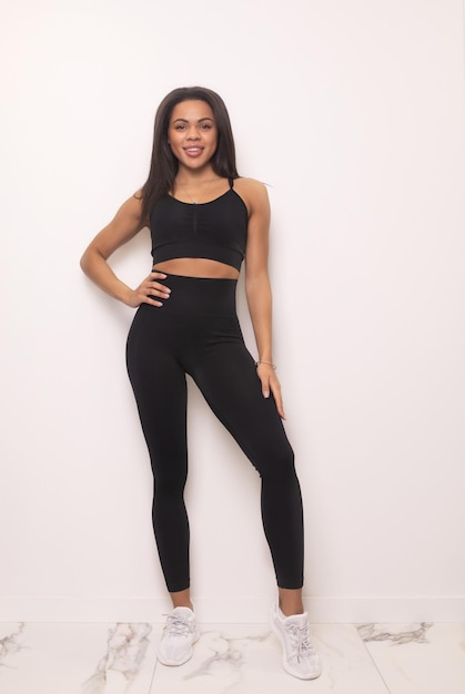Junge Afroamerikanerin sportlich fit Frau posiert