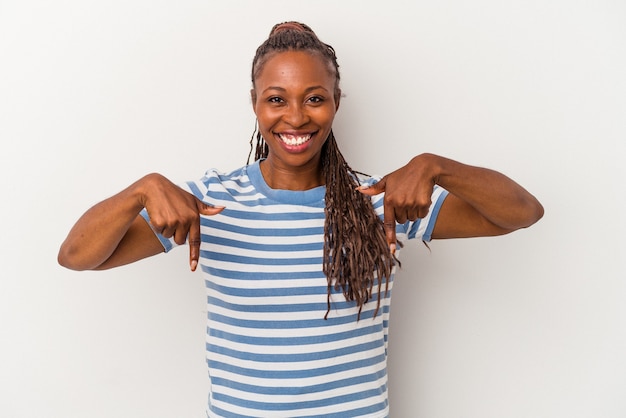 Junge afroamerikanische Frau, die auf weißem Hintergrund isoliert ist, zeigt mit den Fingern nach unten, positives Gefühl.