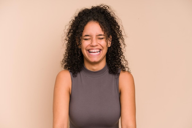 Junge afroamerikanische Frau, die isoliert lacht