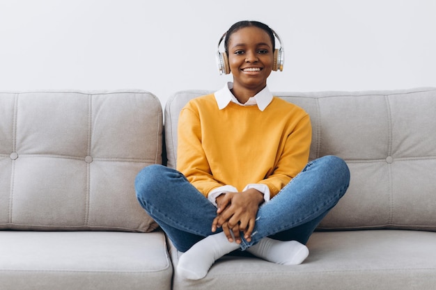 Junge afroamerikanische Frau, die zu Hause über Videoanruf im Wohnzimmer spricht, Fernlernkonzept von zu Hause aus.