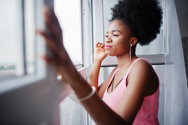 Junge afroamerikanische Frau in rosa Unterhemd gegen Fenster Perfekter Morgen