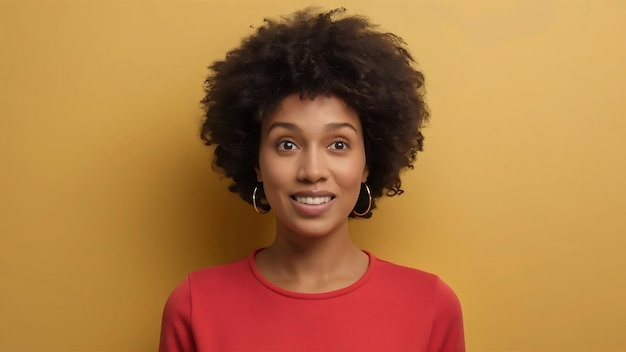Junge afroamerikanische Frau isoliert auf gelbem Studio-Hintergrund Gesichtsausdruck