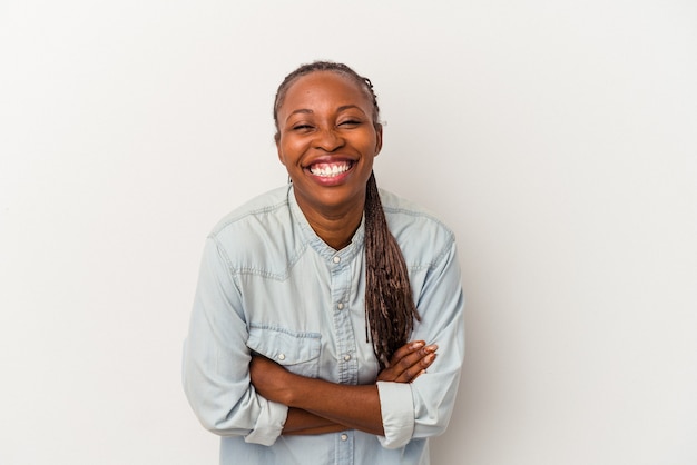 Junge afroamerikanische Frau isoliert auf weißem Hintergrund lachen und Spaß haben.