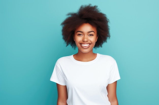 Junge afroamerikanische Frau lächelt und trägt ein weißes T-Shirt auf einem türkisfarbenen Hintergrund