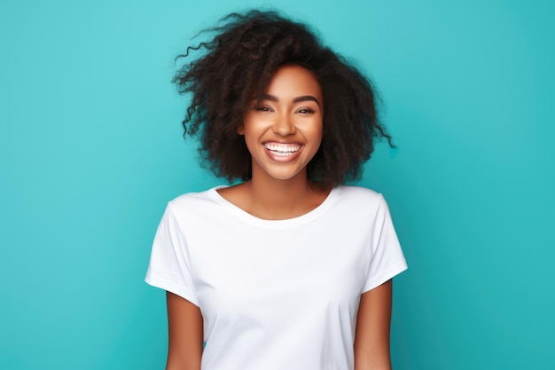 Junge afroamerikanische Frau lächelt und trägt ein weißes T-Shirt auf einem türkisfarbenen Hintergrund