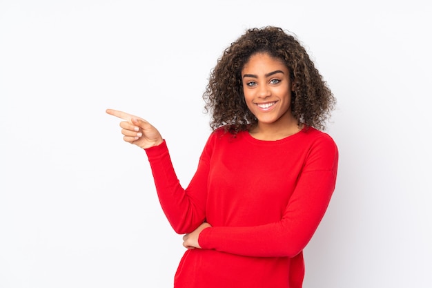 Junge afroamerikanische Frau lokalisiert auf Zeigefinger zur Seite