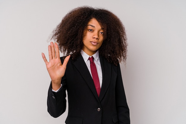 Junge afroamerikanische Geschäftsfrau, die einen Anzug trägt, der isoliert auf weiß steht, mit ausgestreckter Hand, die Stoppschild zeigt und Sie verhindert