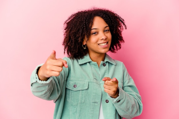 Junge afroamerikanische Mischrassenfrau lokalisiert, die mit den Fingern nach vorne zeigt.