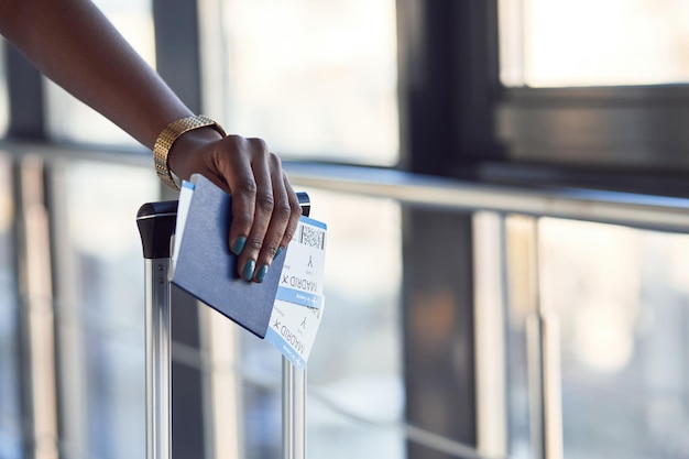 Junge afroamerikanische Passagierin in Freizeitkleidung ist mit Tickets am Flughafen.