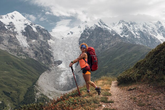 Junge aktive Mädchen wandern im Großkaukasus Swanetien Region Mestia Bezirk Swanetien Georgien