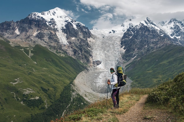 Junge aktive Mädchen wandern im Großkaukasus Swanetien Region Mestia Bezirk Swanetien Georgien