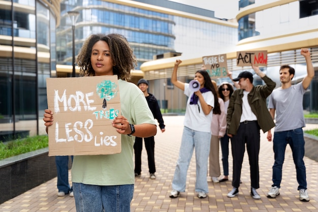 Foto junge aktivisten, die aktiv werden
