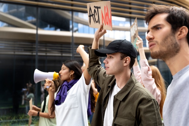 Foto junge aktivisten, die aktiv werden