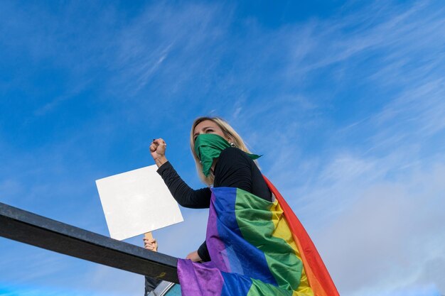 Foto junge aktivistin mit der flagge der vielfalt im freien