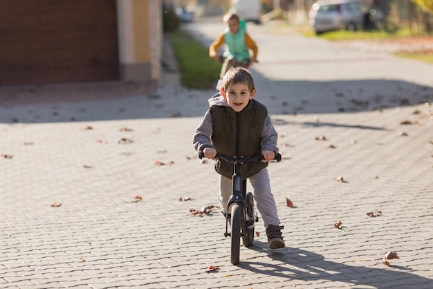 Junge am Fahrrad geht auf der Straße