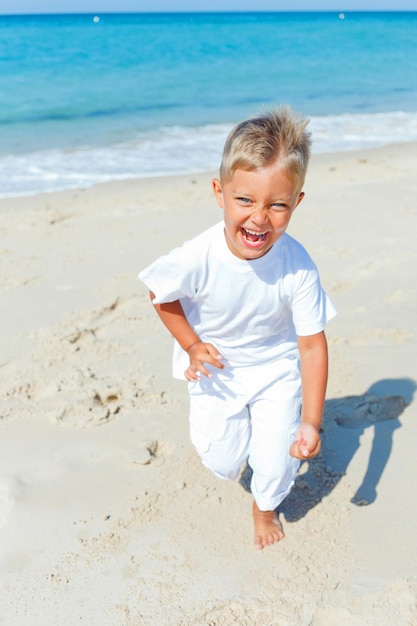 Junge am Strand