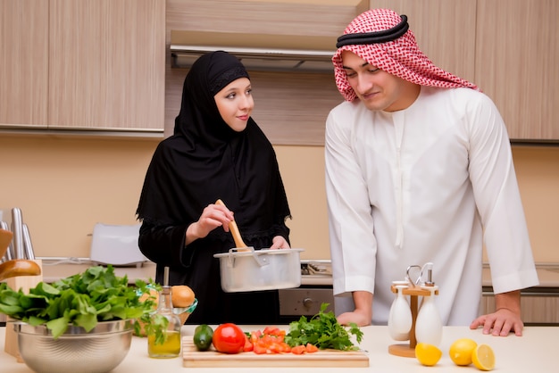 Junge arabische Familie in der Küche