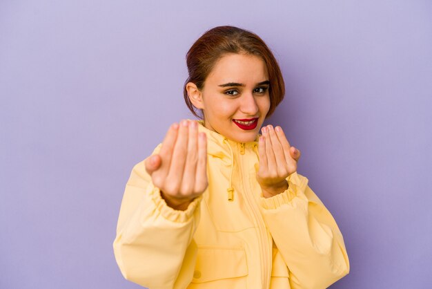 Junge arabische Frau, die mit dem Finger auf Sie zeigt, als ob die Einladung näher kommt