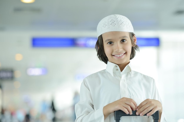 Junge arabische Kinderpassagiere, die am Flughafen reisen