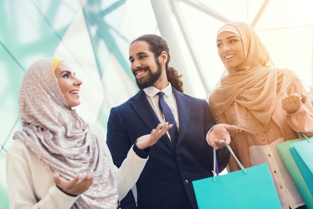 Junge arabische Leute, die im modernen Mall kaufen