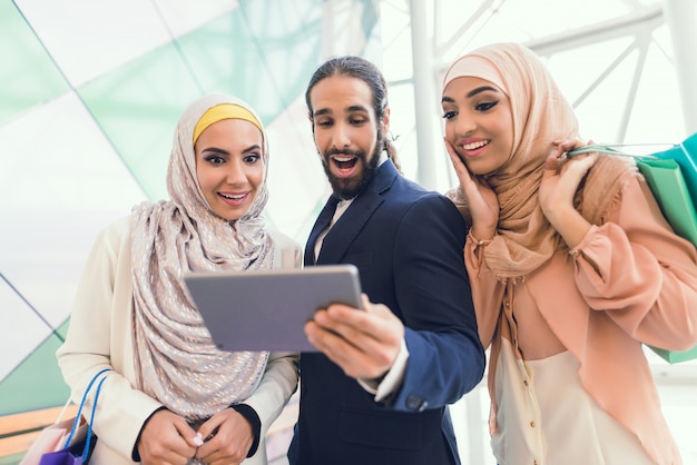 Junge arabische Leute, die im modernen Mall kaufen.