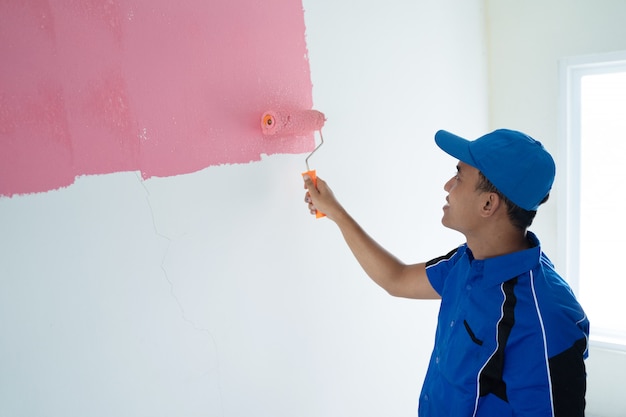 Junge Arbeitermalerei an der Wand