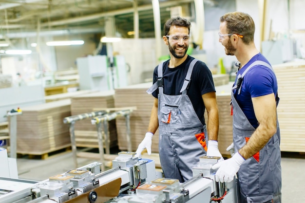 Junge Arbeitskräfte, die in der Möbelfabrik arbeiten