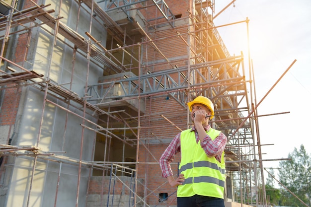 Junge Architekten auf Baustellen