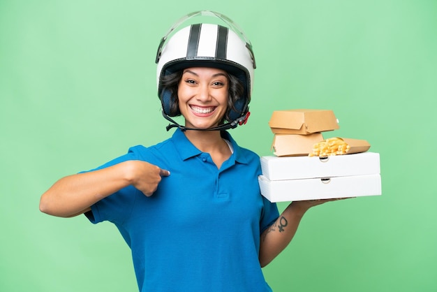 Foto junge argentiner liefern fastfood über einen isolierten hintergrund mit überraschendem gesichtsausdruck