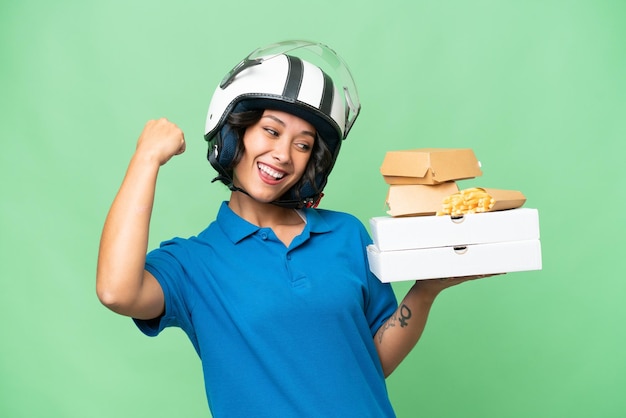 Junge Argentinier liefern Fast Food vor isoliertem Hintergrund und feiern einen Sieg