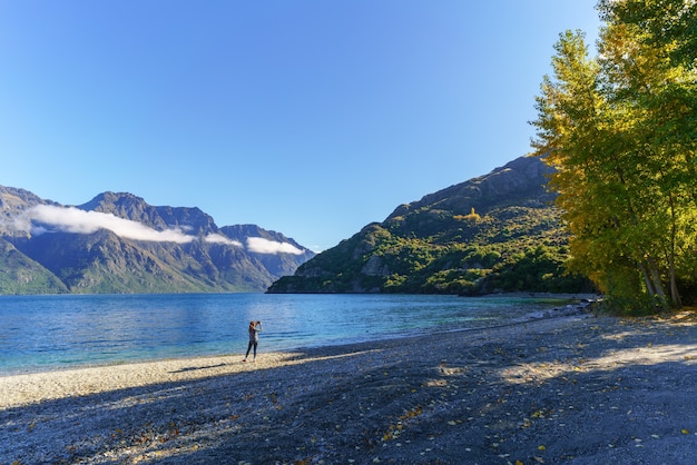 Junge Asain Frau, die Foto des schönen Sees Wakatipu, Südinsel von Neuseeland macht