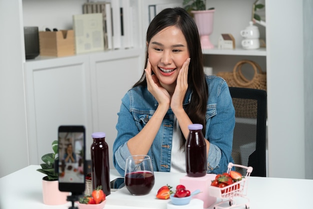 Junge Asiaten, die schmackhafte Mischung aus Erdbeeren- und Kirschsaftgetränken kritisieren