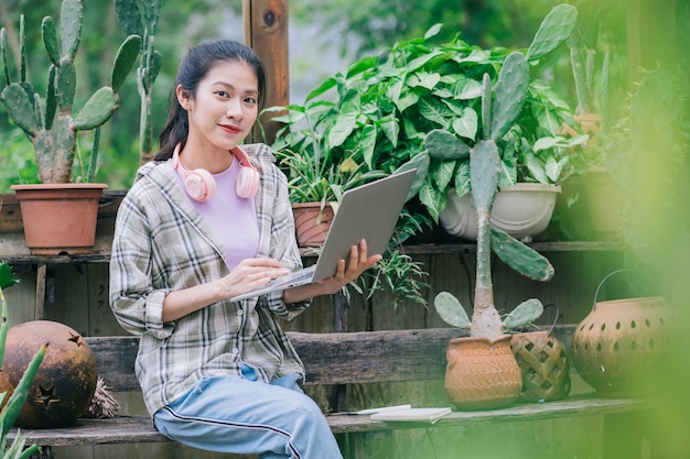 Junge Asiatin, die im Garten arbeitet