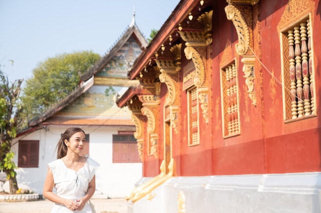 Junge Asiatin im Wat Sene Souk Haram Luang Prabang LAOS