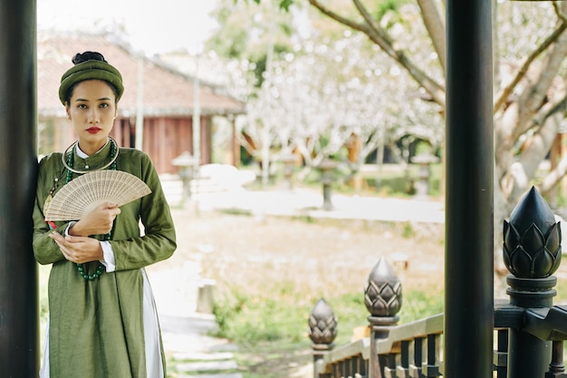 Junge Asiatin in traditioneller Tracht