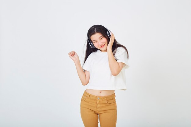 Junge Asiatin mit Kopfhörern tanzen