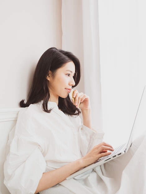 Junge asiatische Beauty-Shopping online mit Kreditkarte und Laptop