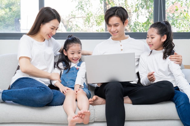 Junge asiatische Familie in der Freizeit zu Hause unterhalten