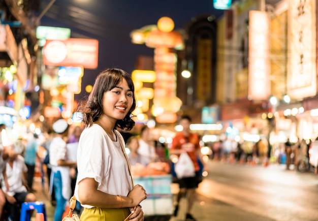 Junge asiatische Frau bei Chinatown in Bangkok